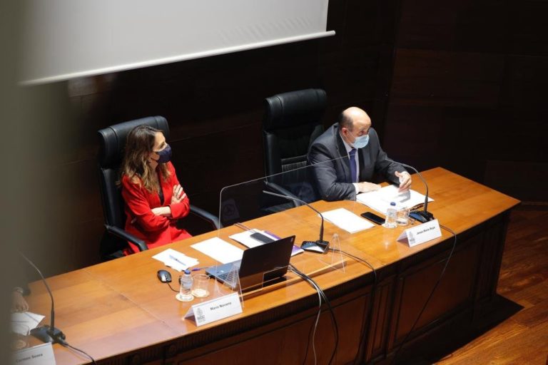 María Navarro presenta la Junta de Reclamaciones Económico-Administrativas al Colegio de Abogados de Zaragoza